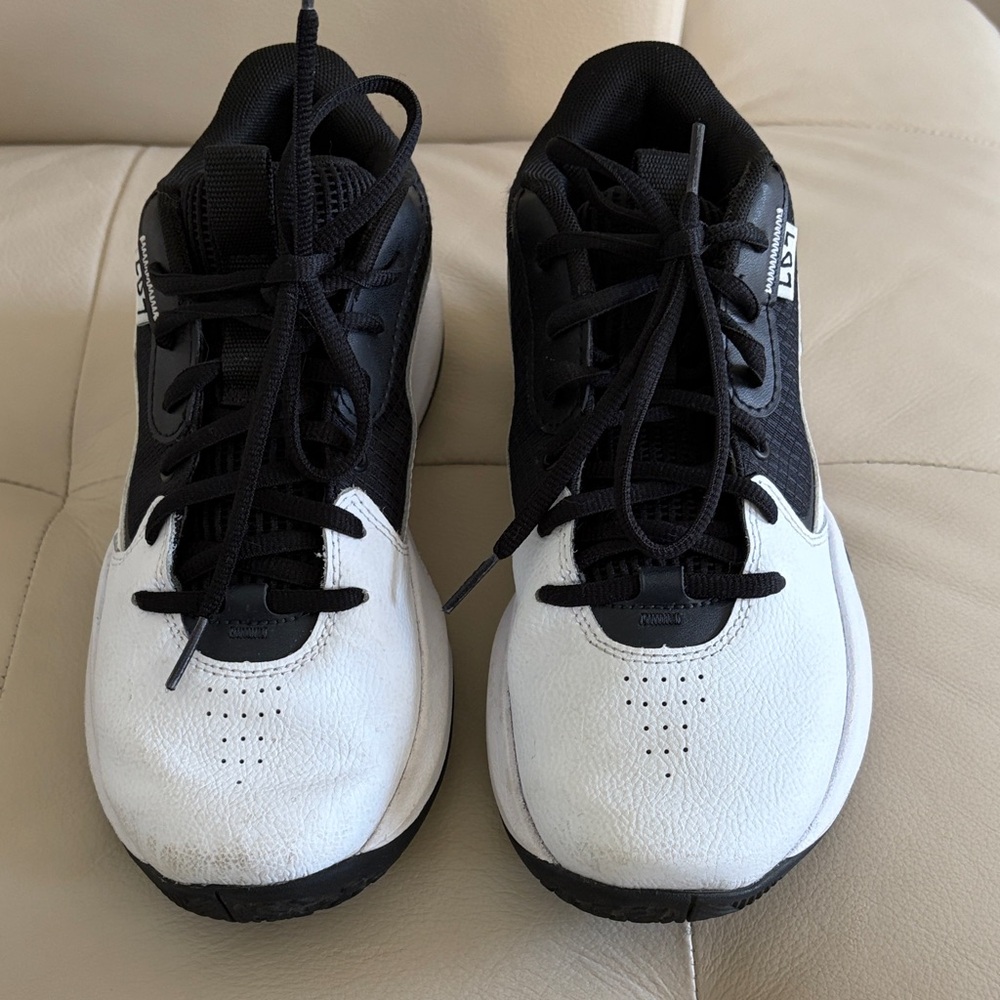 Under Armour Kids Black and White Sneakers Lockdown 7 basketball shoes